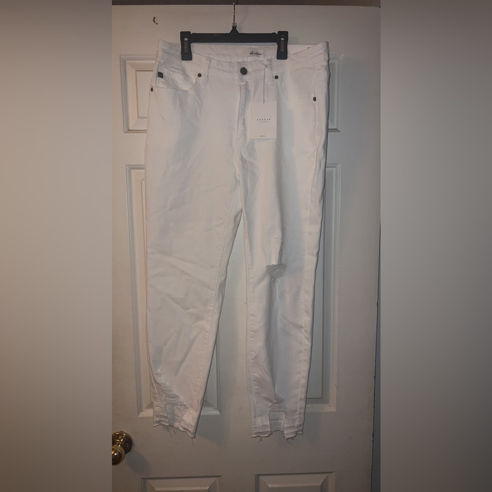 KanCan white distressed jeans. Size 13/30